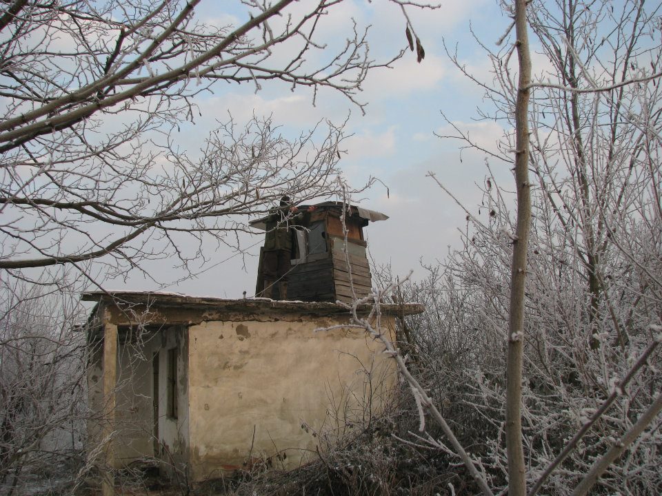 Lovačka čeka na kućici